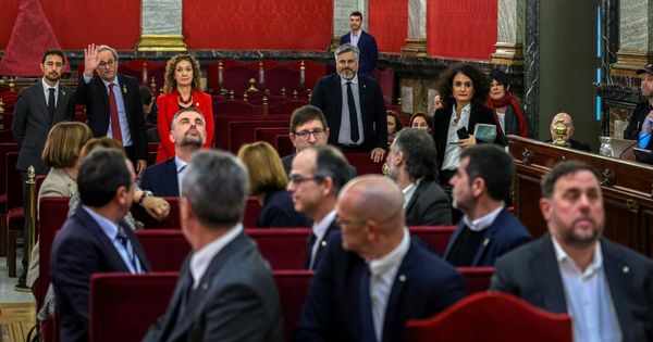 Foto: Fotografía de archivo cuando el presidente de la Generalitat, Quim Torra (fondo-2i), saluda a los 12 líderes independentistas acusados por el proceso soberanista catalán. (EFE)