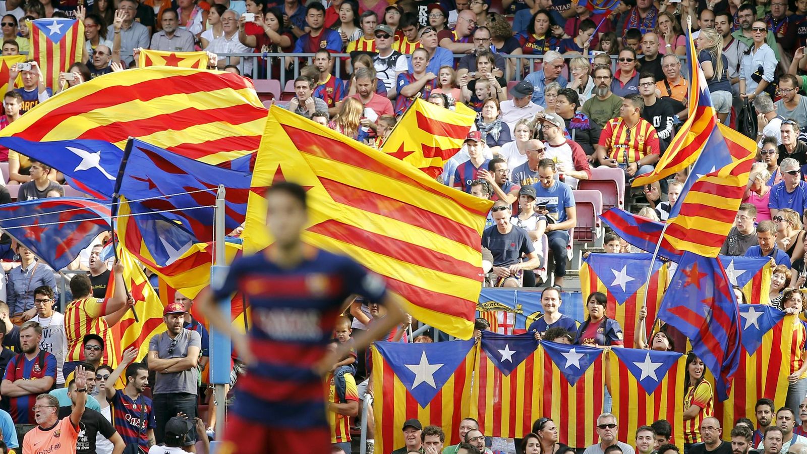 Foto: El Camp Nou, repleto de esteladas durante un partido del Barça en el Camp Nou (REUTERS)