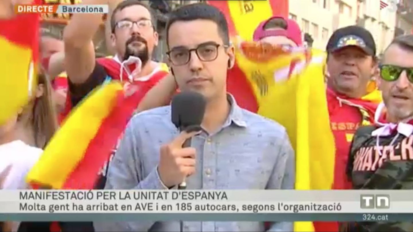 El periodista Xavier Rosiñol, con esponja negra en mitad de la manifestación. (TV3)