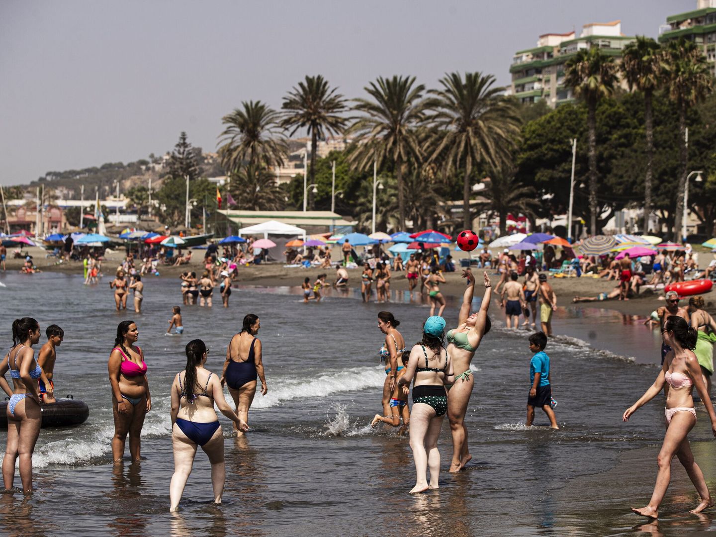 Imagen de la playa del Palo en Málaga. (EFE/Jorge Zapata)