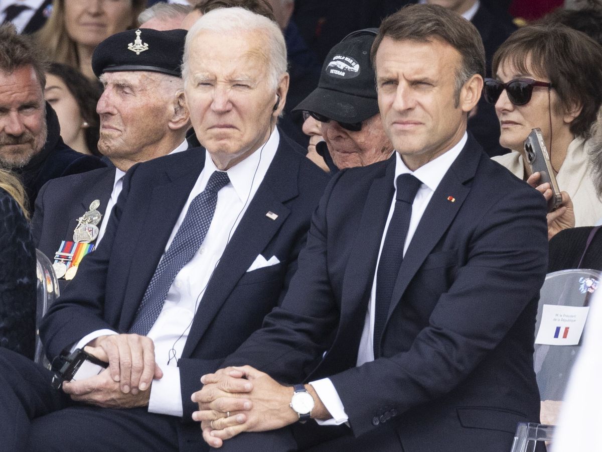 Foto: El último lapsus de Biden en plena ceremonia de los actos por el desembarco de Normandía. (EFE / EPA / ANDRE PAIN)