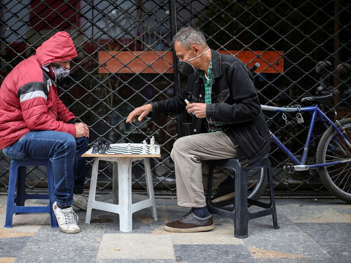 Foto: Dos hombres en una calle de Bogotá. (Reuters)