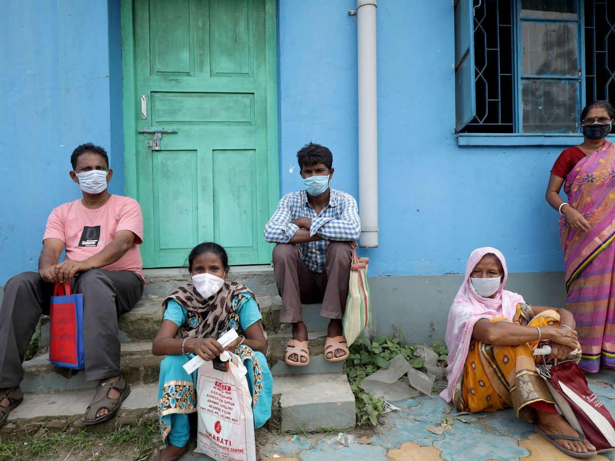 Foto: Gente esperando sus test rápidos de coronavirus en un centro de salud de Calcuta. (EFE)