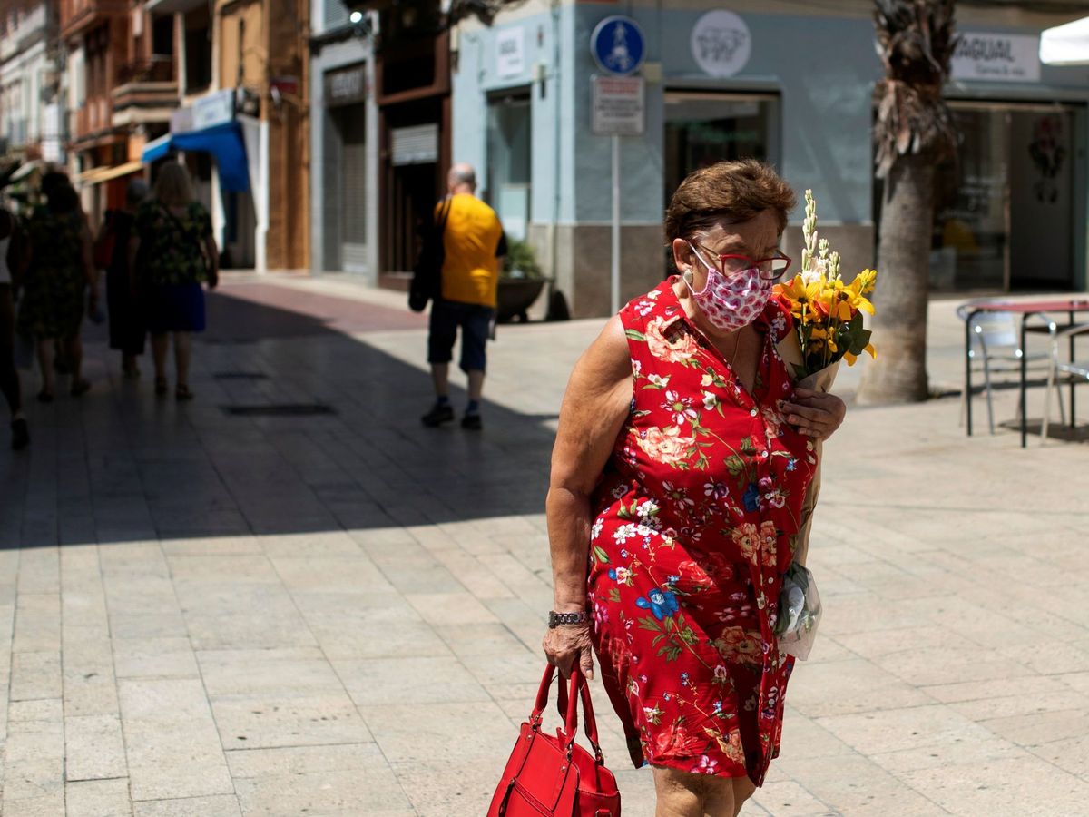 Foto: Una mujer pasea por una calle del centro de Gavà (Barcelona). (EFE)