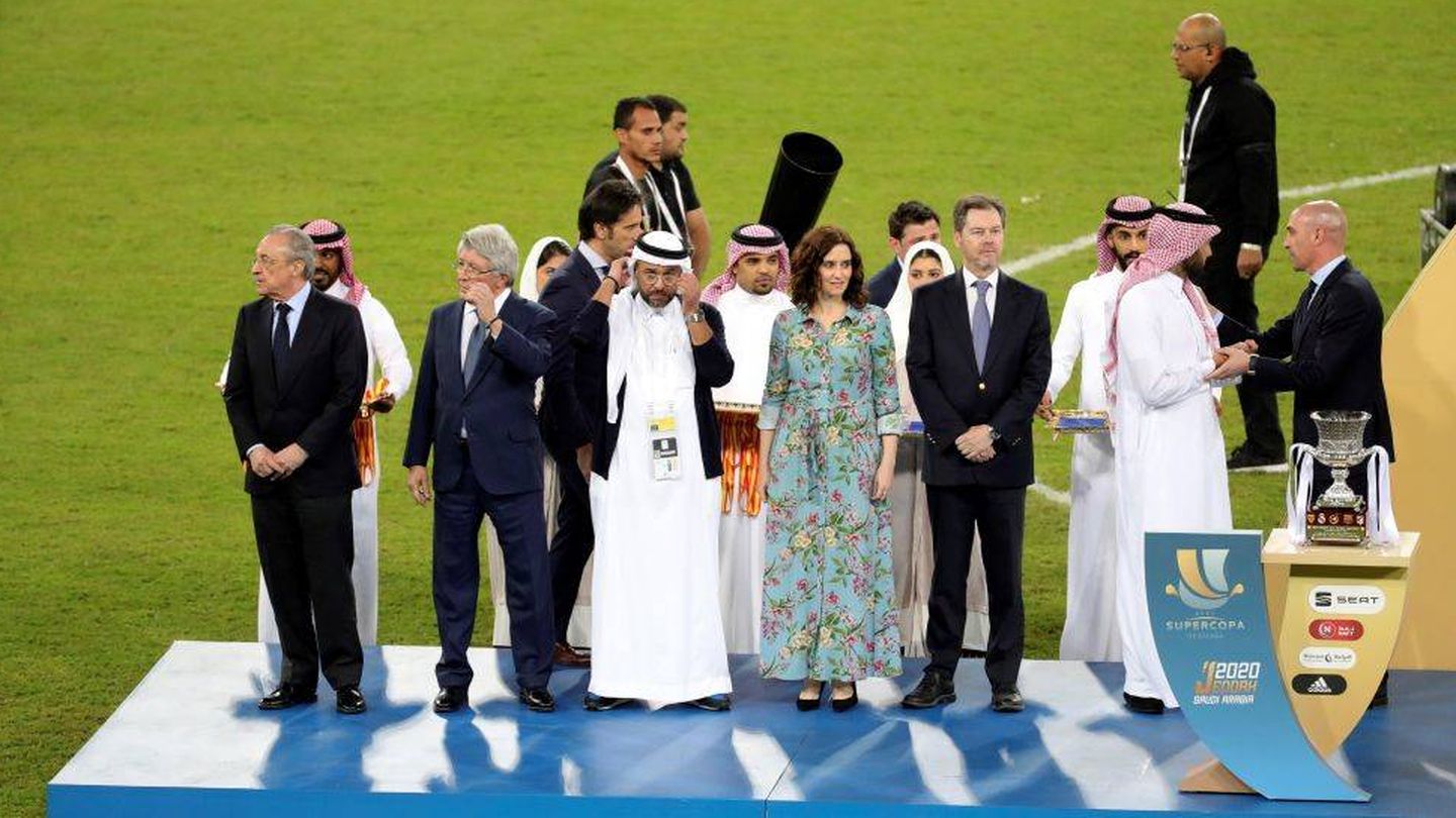 El Real Madrid recibe el trofeo de campeón de la Supercopa de España, en Arabia Saudí. (EFE)