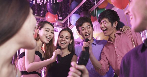 Foto: A tope en el karaoke. (iStock)