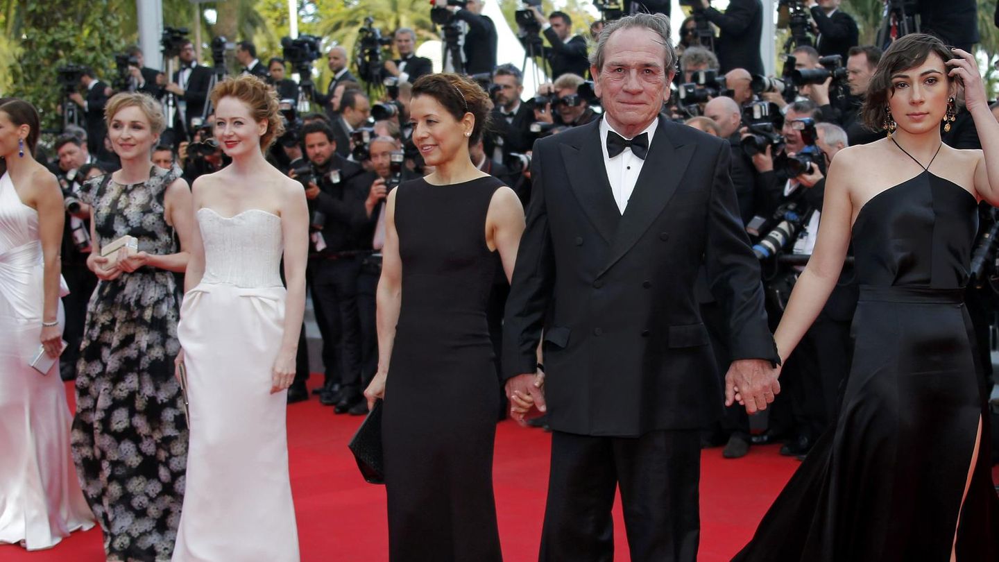 Director and actor tommy lee jones and cast members pose on the red carpet as they arrive for the screening of the film 'the homesman' in competition at the 67th cannes film festival in cannes