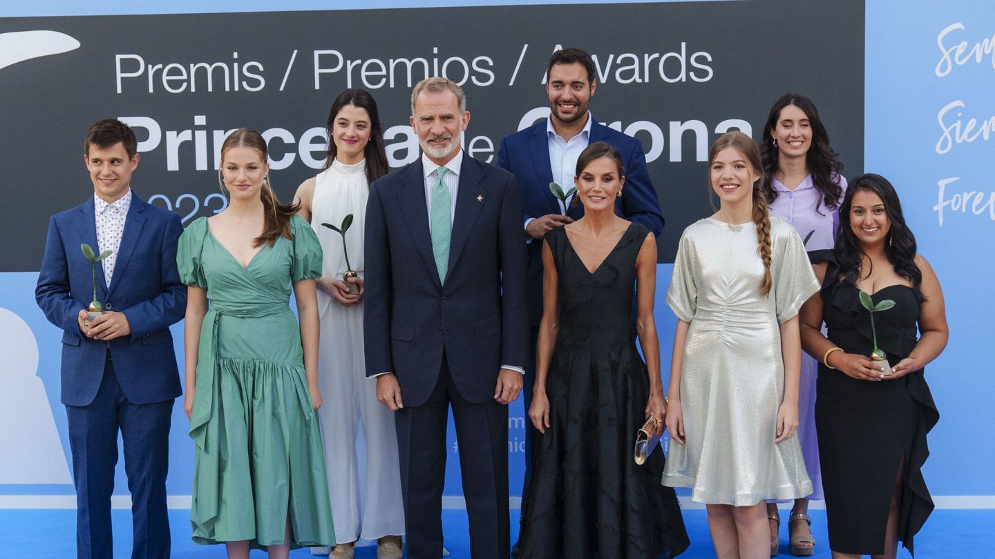 Foto de familia con los galardonados este miércoles en la ceremonia de entrega de los premios de la Fundación Princesa de Girona. (EFE/David Borrat) 