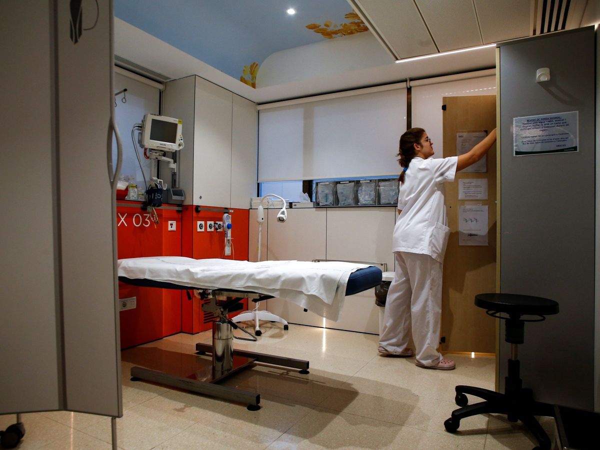 Foto: Una enfermera, en el Hospital Clínic de Barcelona. (EFE)
