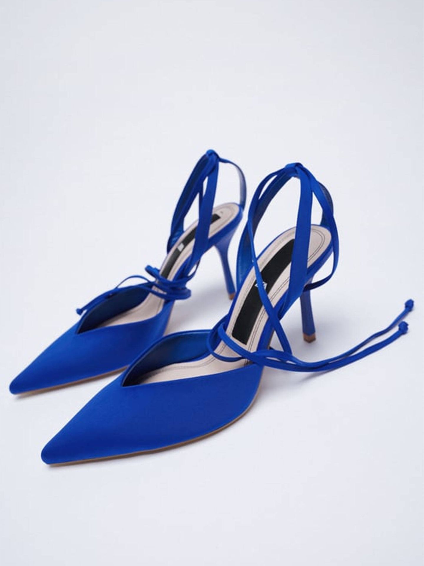 Zapatos azules para un look sofisticado de Zara. (Cortesía)