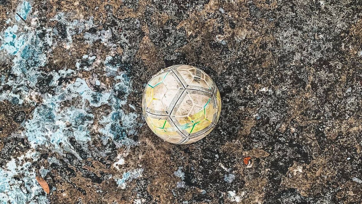 Gominolas, paredones y campos con helechos: oda al fútbol del barrio en primera persona
