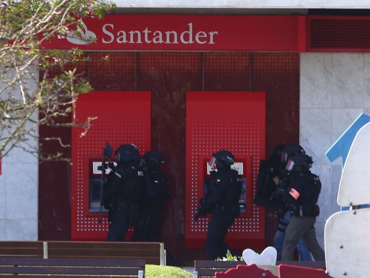 Foto: La Ertzaintza busca en Irún a los autores del atraco en una sucursal bancaria. (EFE)