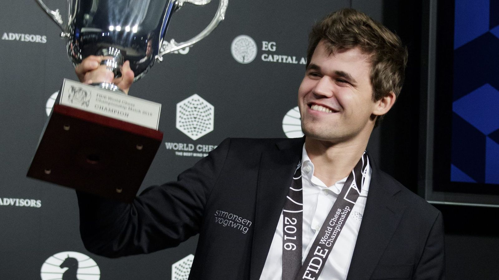 Foto: El noruego Magnus Carlsen celebra el título. (EFE)