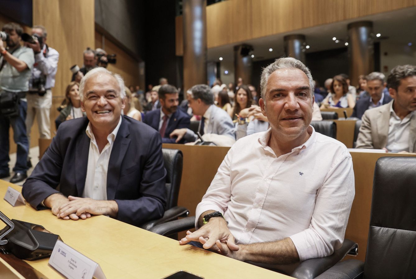 Esteban González Pons y Elías Bendodo, en la reunión del grupo Popular previa a la constitución de las Cortes. (EFE)