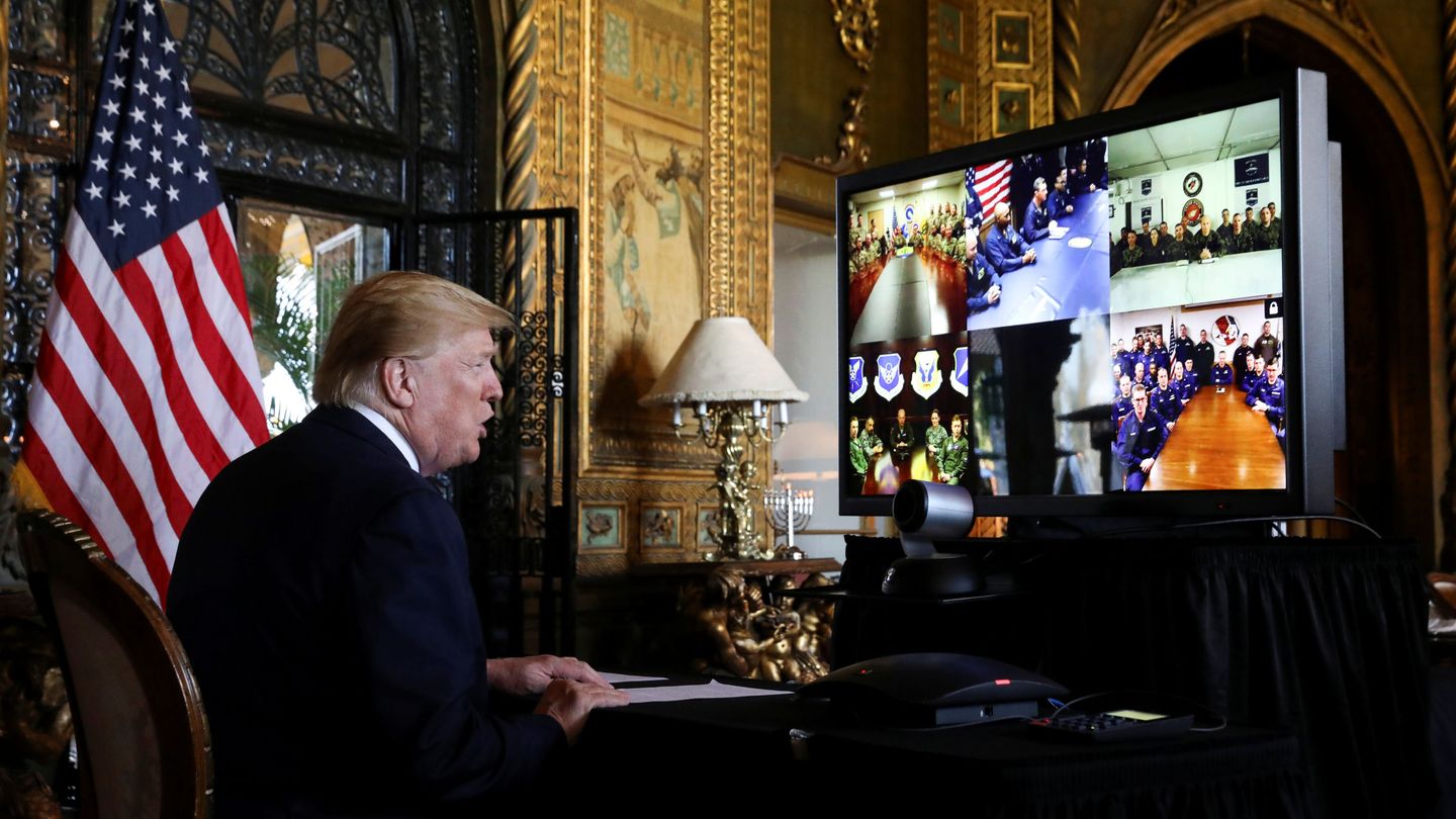 Trump en una videoconferencia con militares en su 'resort' Mar-a-Lago en Florida. (Reuters)