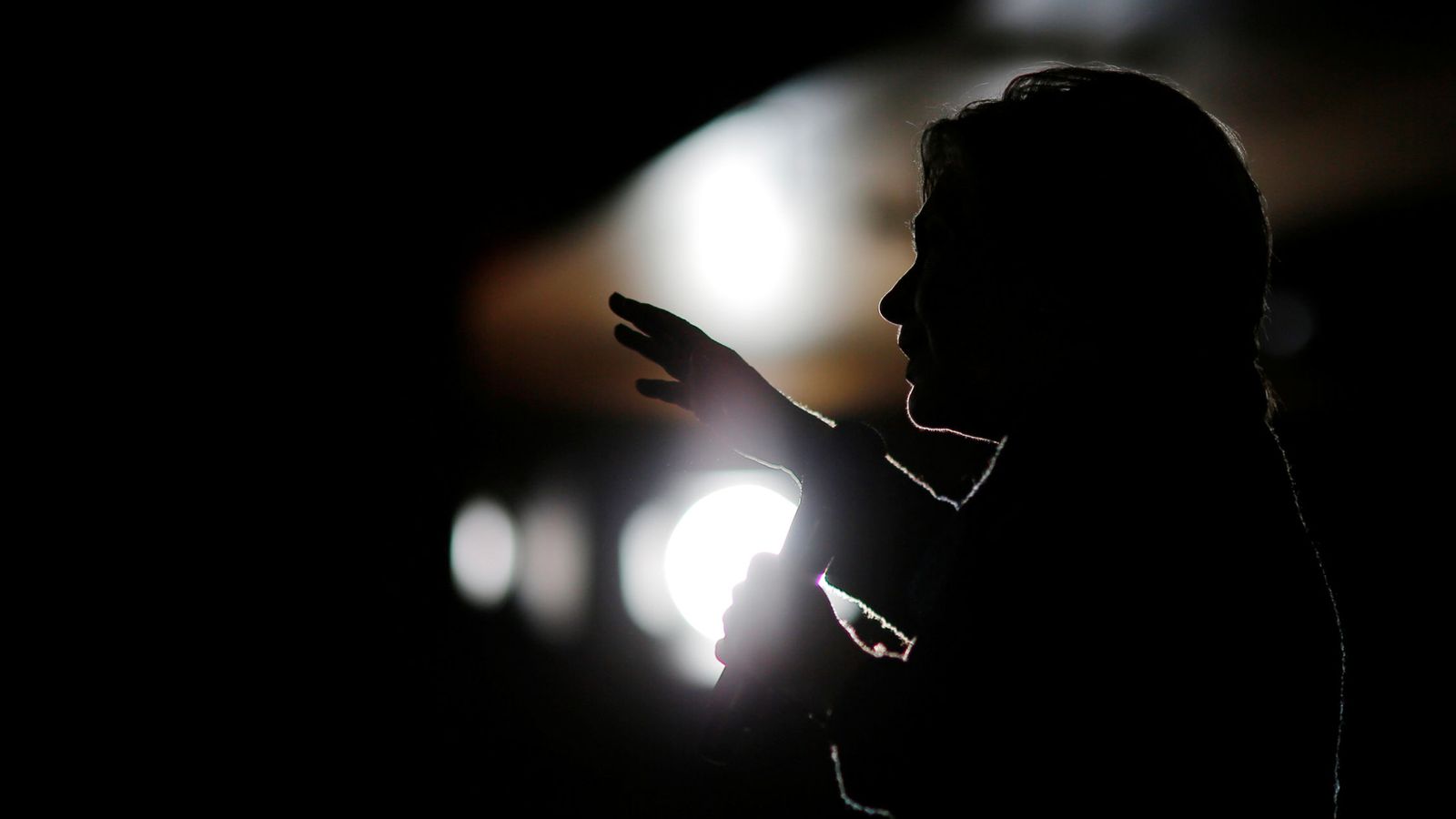 Foto: Silueta de la candidata demócrata a la Presidencia de Estados Unidos, Hillary Clinton, capturada durante la campaña en Des Moines, Iowa. (Reuters)