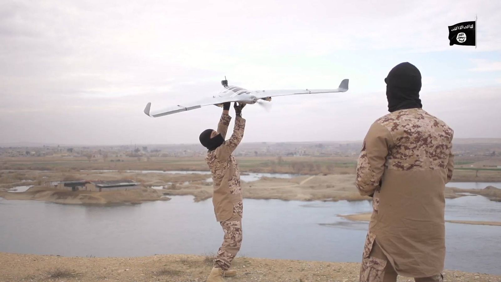 Foto:  Un vídeo propagandístico de Daesh muestra a sus miembros manejando drones