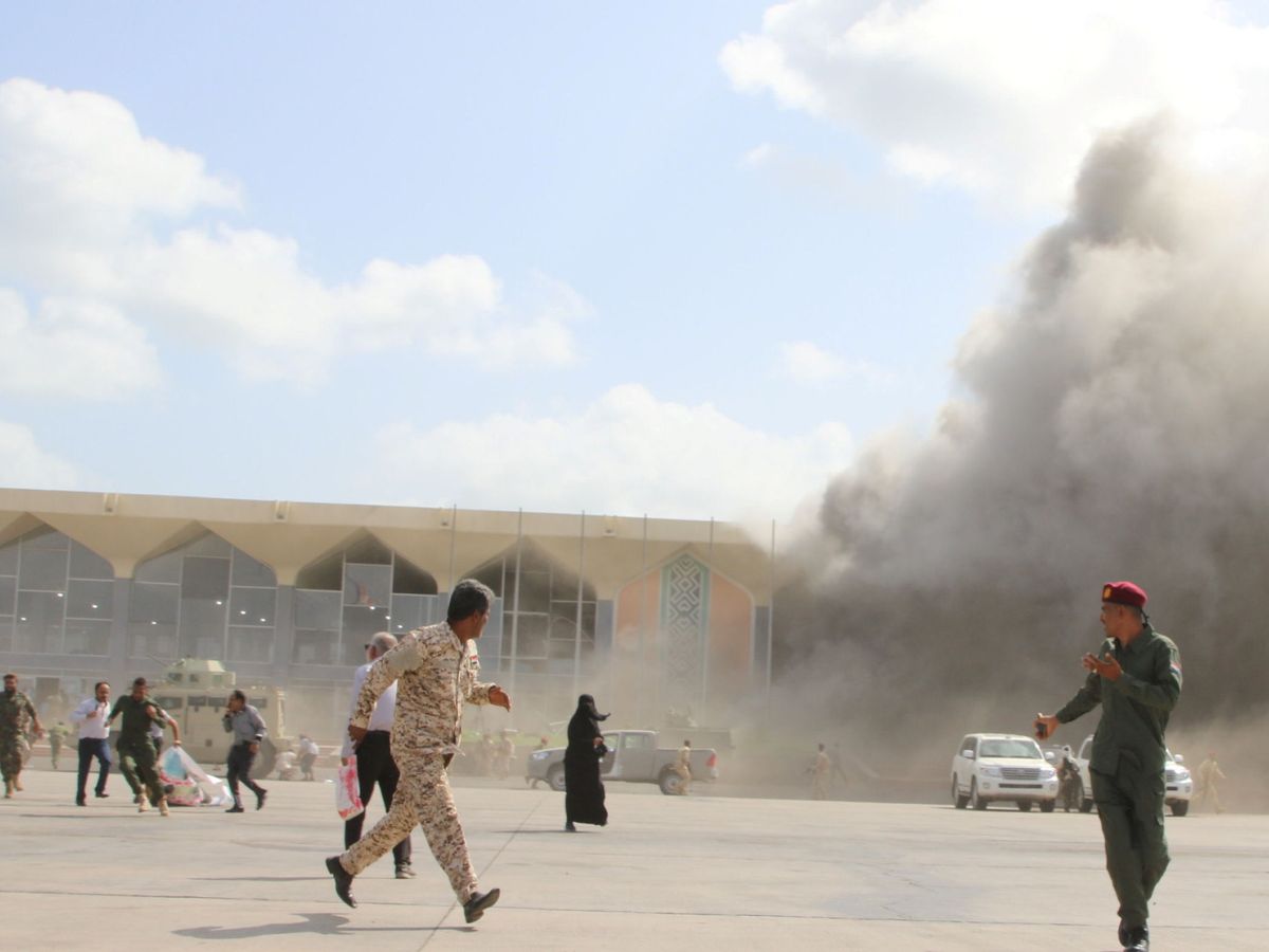 Foto: Escenas momentos después de la explosión en el aeropuerto de Adén. (Reuters)