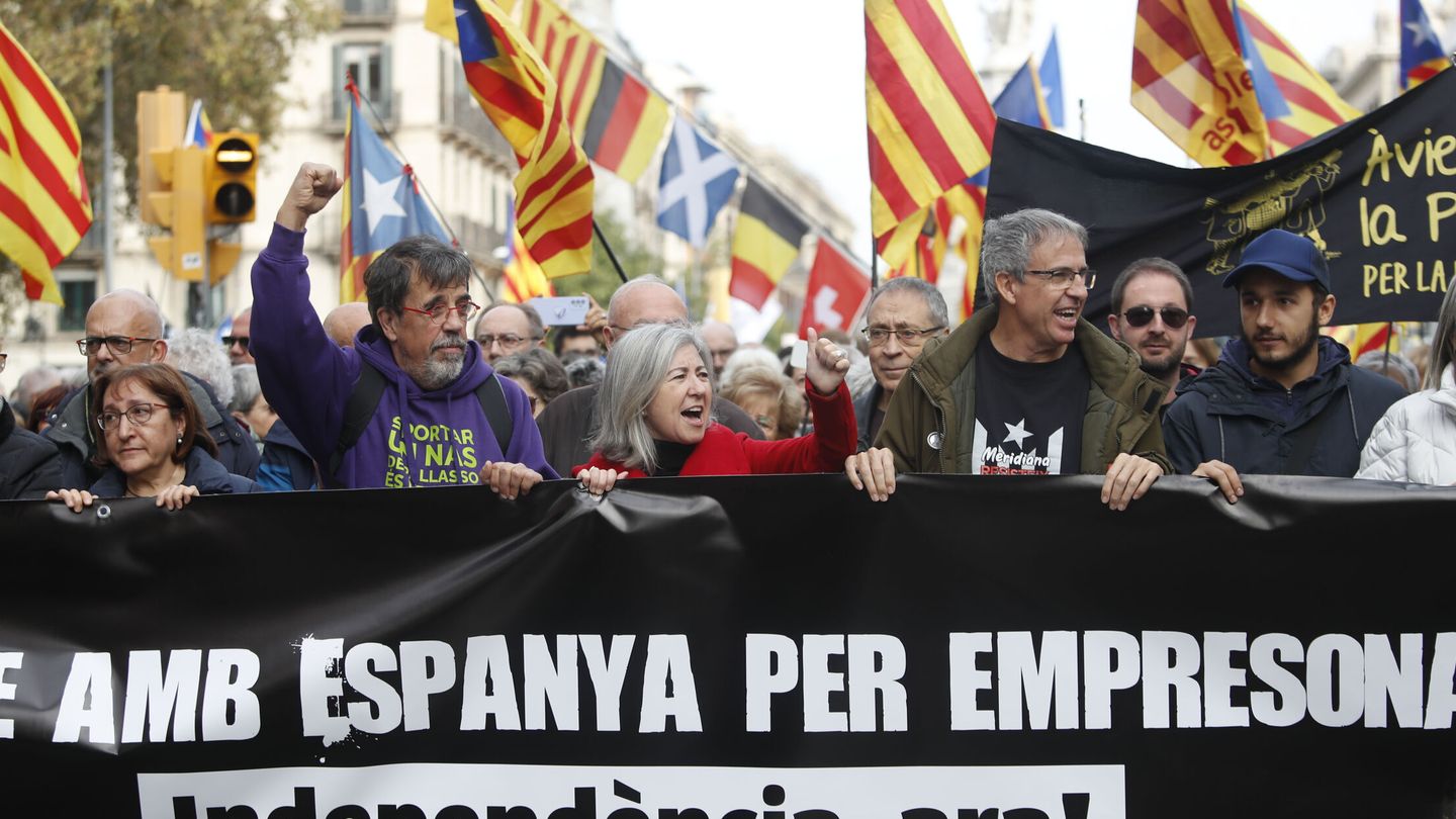  La presidenta de la ANC, Dolors Feliu (c), participa en la manifestación convocada este martes en Barcelona. (EFE/Marta Perez)