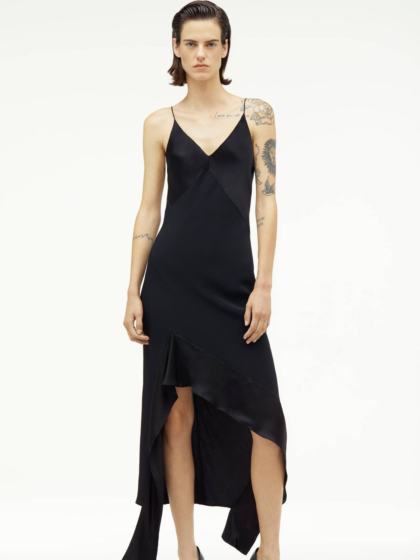 El vestido y capa de Zara que ha llevado Marta Ortega y es ideal para las fiestas. (Cortesía/Zara)