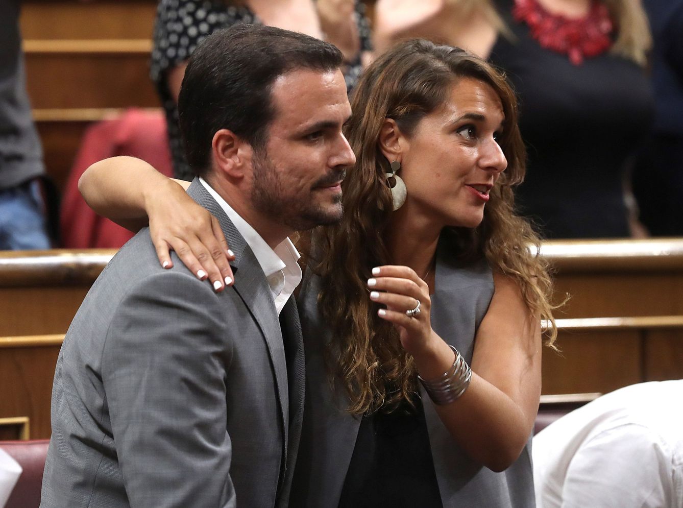 El líder de Izquierda Unida, Alberto Garzón, recibe felicitaciones de la portavoz de Unidas Podemos, Noelia Vera. (EFE)
