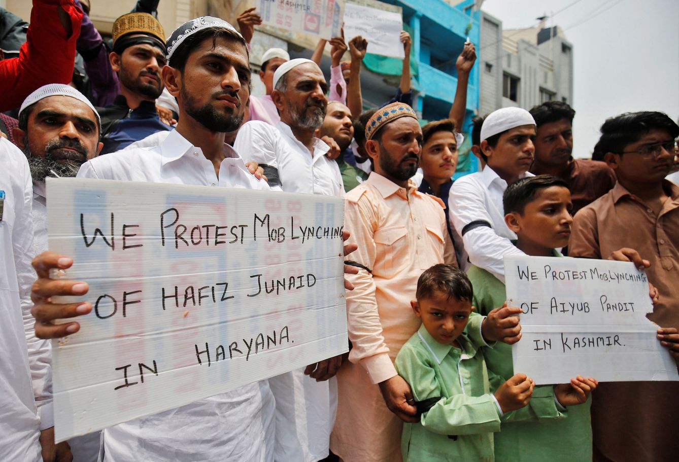 Musulmanes indios protestan contra el linchamiento de correligionarios suyos acusados de comer carne de vaca, en Ahmedabad, el 26 de junio de 2017. (Reuters)