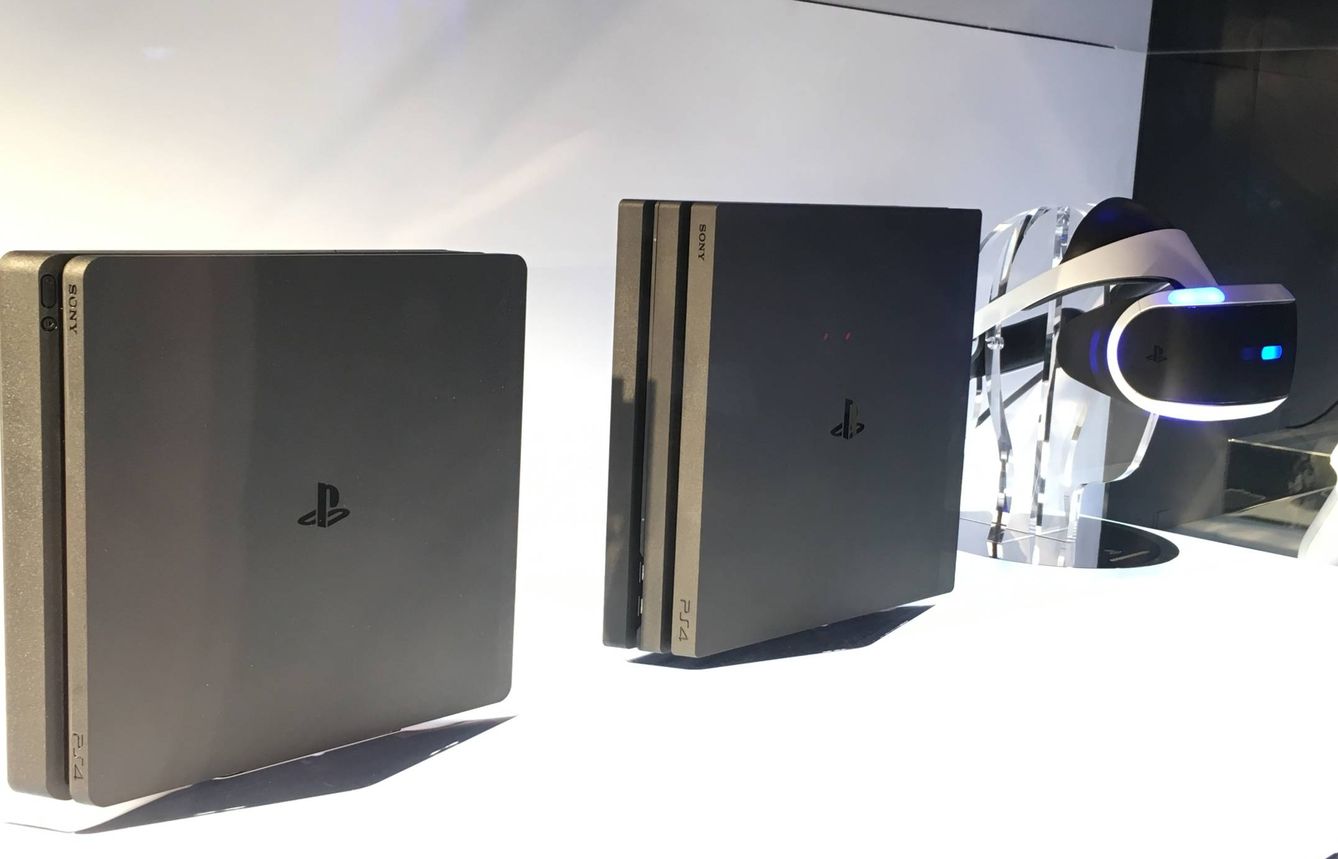 PS4 Slim (izquierda), PS4 Pro (centro) y las gafas PS VR (derecha). (J. E.)