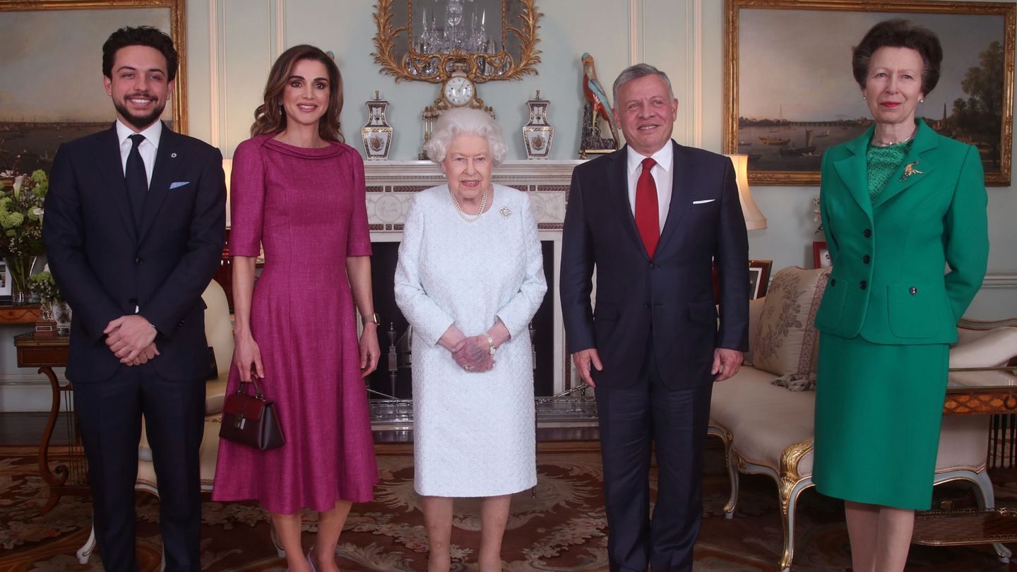 La reina, en un encuentro con la familia real hachemita en 2019. (Reuters/Pool/Yui Mok)
