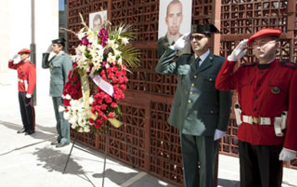 Foto: El Parlamento Vasco recuerda con flores y una concentración a los dos asesinados