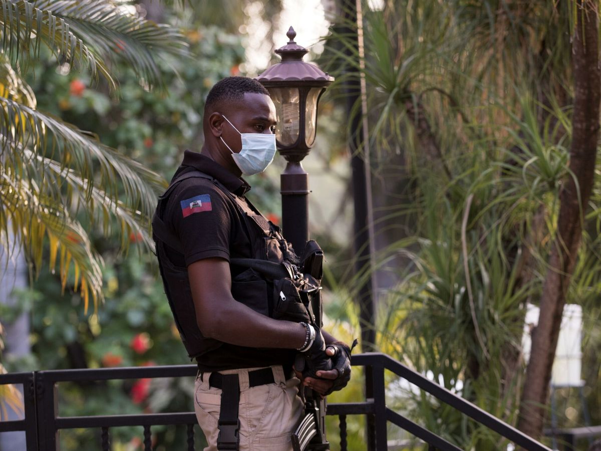 Foto: Un agente vigila fuera de una rueda de prensa del primer ministro haitiano. (EFE)