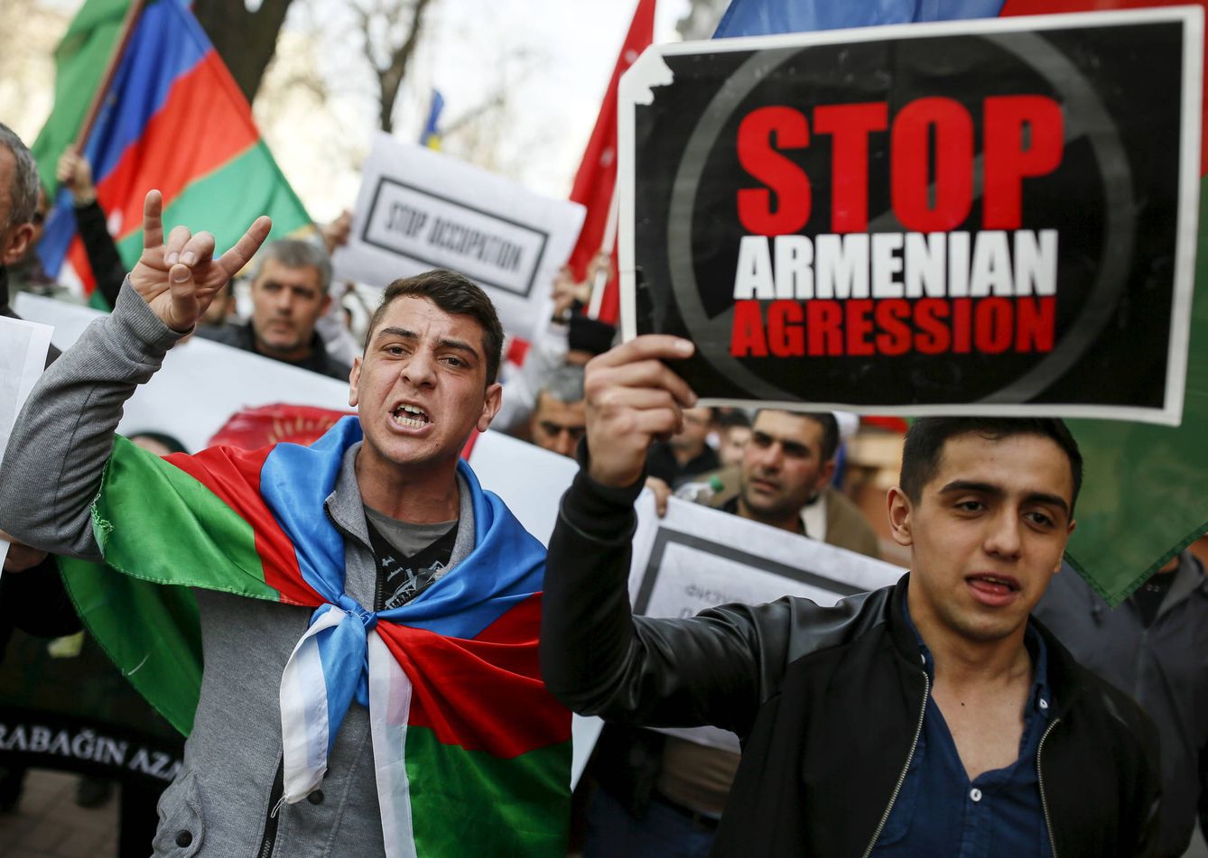 People take part in a rally in support of Azerbaijan over the conflict in the breakaway Nagorno-Karabakh region, outside the Armenian embassy in Kiev, Ukraine, April 8, 2016.  REUTERS/Gleb Garanich - GF10000375767