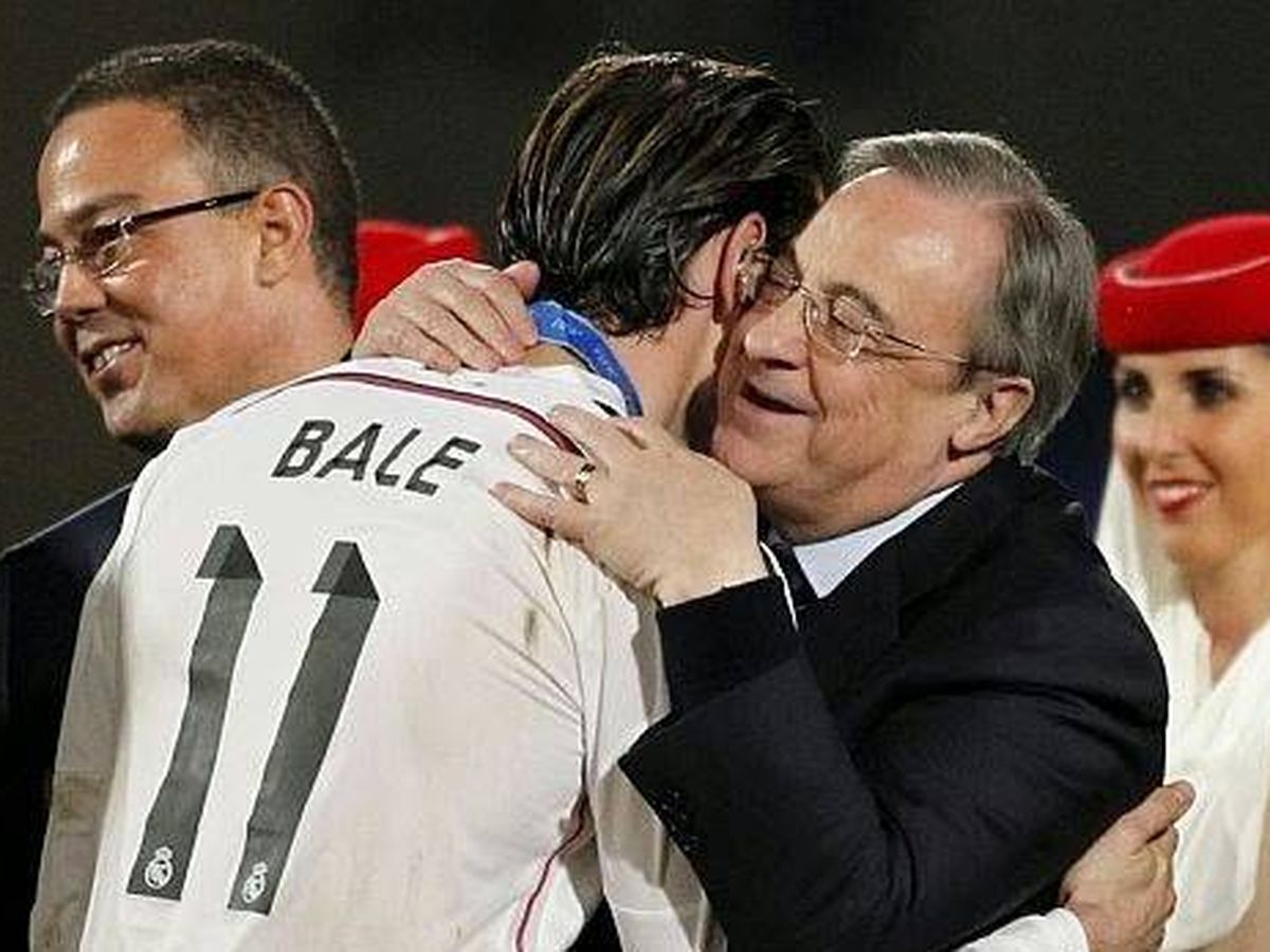 Foto: Florentino Pérez felicita a Gareth Bale tras ganar el Mundial de Clubes. (EFE)