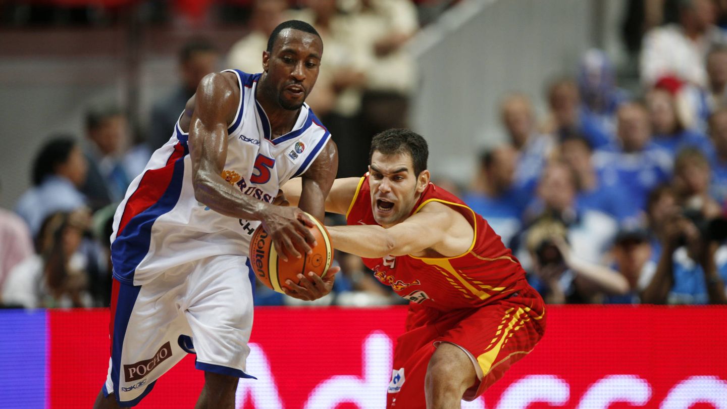 JR Holden fue el héroe de la final del EuroBasket 2007. En la imagen aparece defendido por José Manuel Calderón en ese partido. (Reuters)
