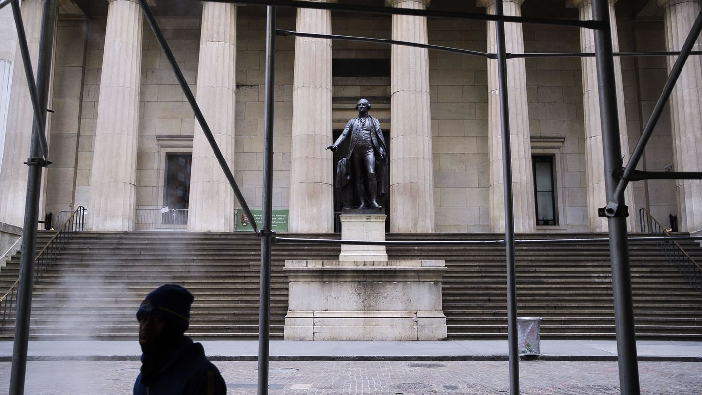 Un viandante recorre Wall Street, junto a la estatua de George Washington, en Nueva York. (Reuters)