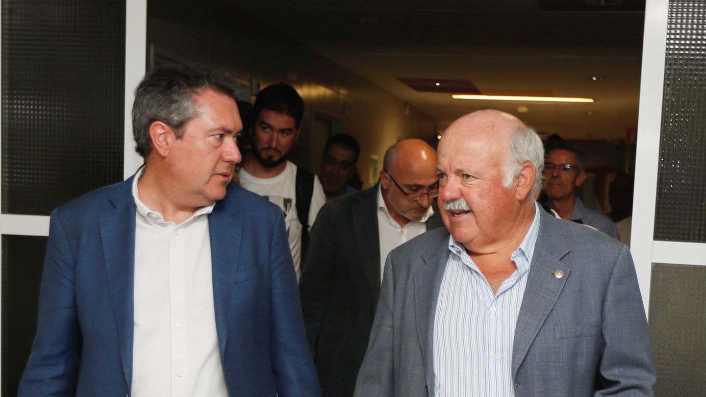 Juan Espadas (PSOE) (i) con Jesús Aguirre (c), durante la visita realizada al Hospital Virgen del Rocío de Sevilla, en una imagen de archivo. (EFE)
