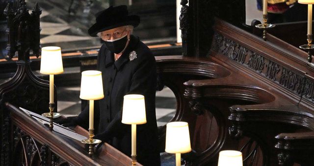 La reina Isabel II, en el funeral de su marido. (Getty)