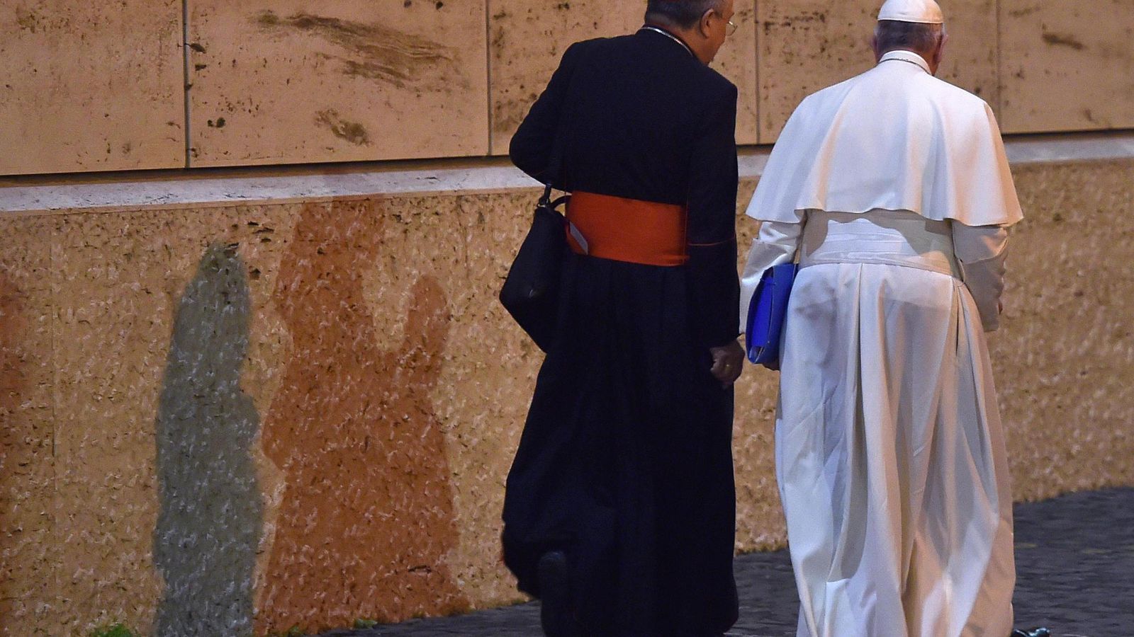 Foto: El papa Francisco con el Cardenal hondureño Óscar Rodríguez Maradiaga, tras la sesión diaria del Sínodo sobre la familia celebrado en la Ciudad del Vaticano, este mes de octubre (EFE)