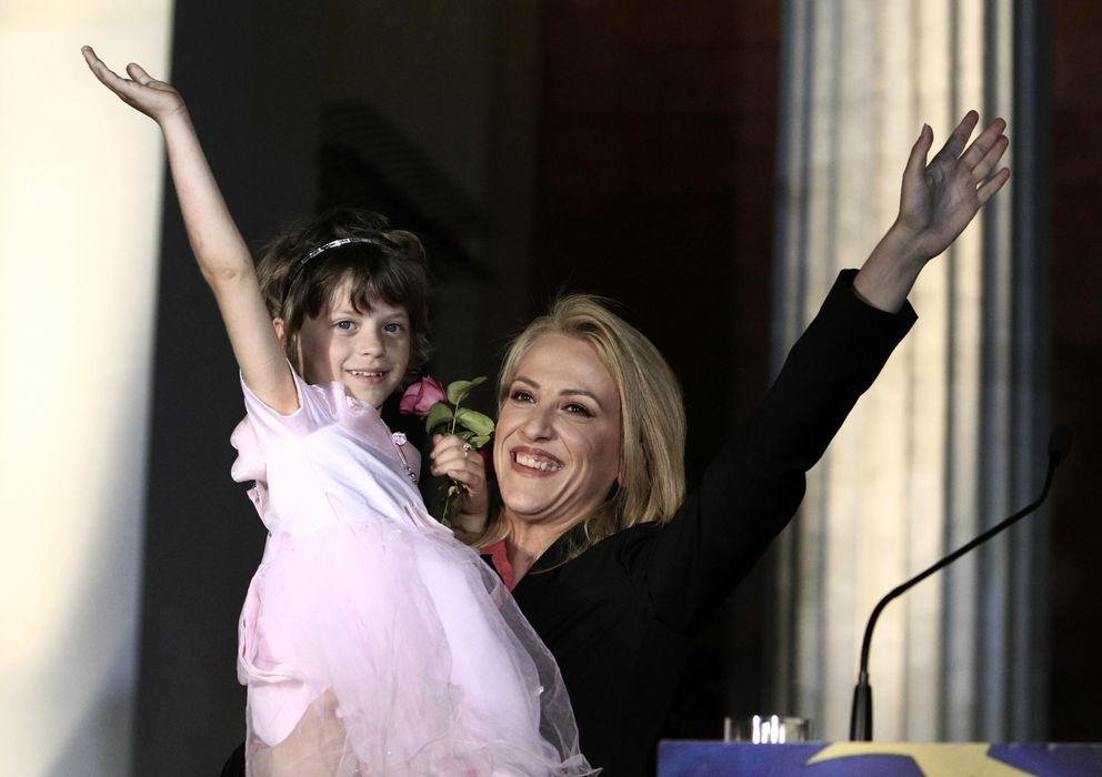 Foto: Rena Dourou saludando a sus seguidores la primavera pasada en Atenas (Ap)