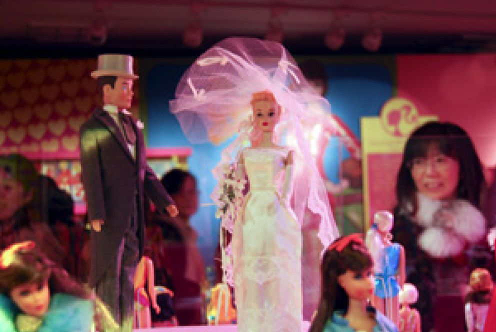 Foto: La muestra '50 aniversario de Barbie y Ken' reúne en Tokio 300 muñecas