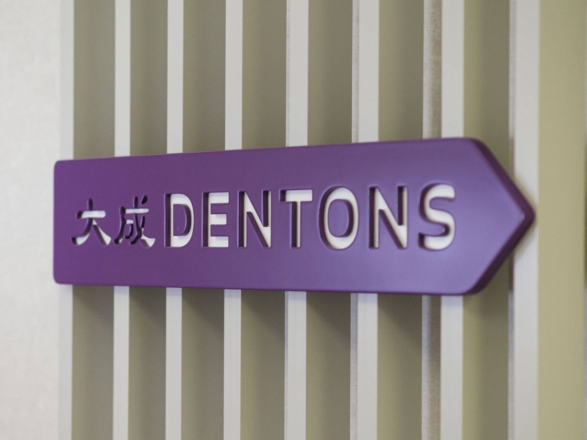 Foto: Imagen del logo de Dentons en su oficina de Madrid. (Sergio Beleña)