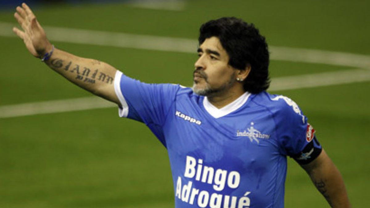 Maradona reaparece en el partido homenaje a Cáceres y marca dos goles