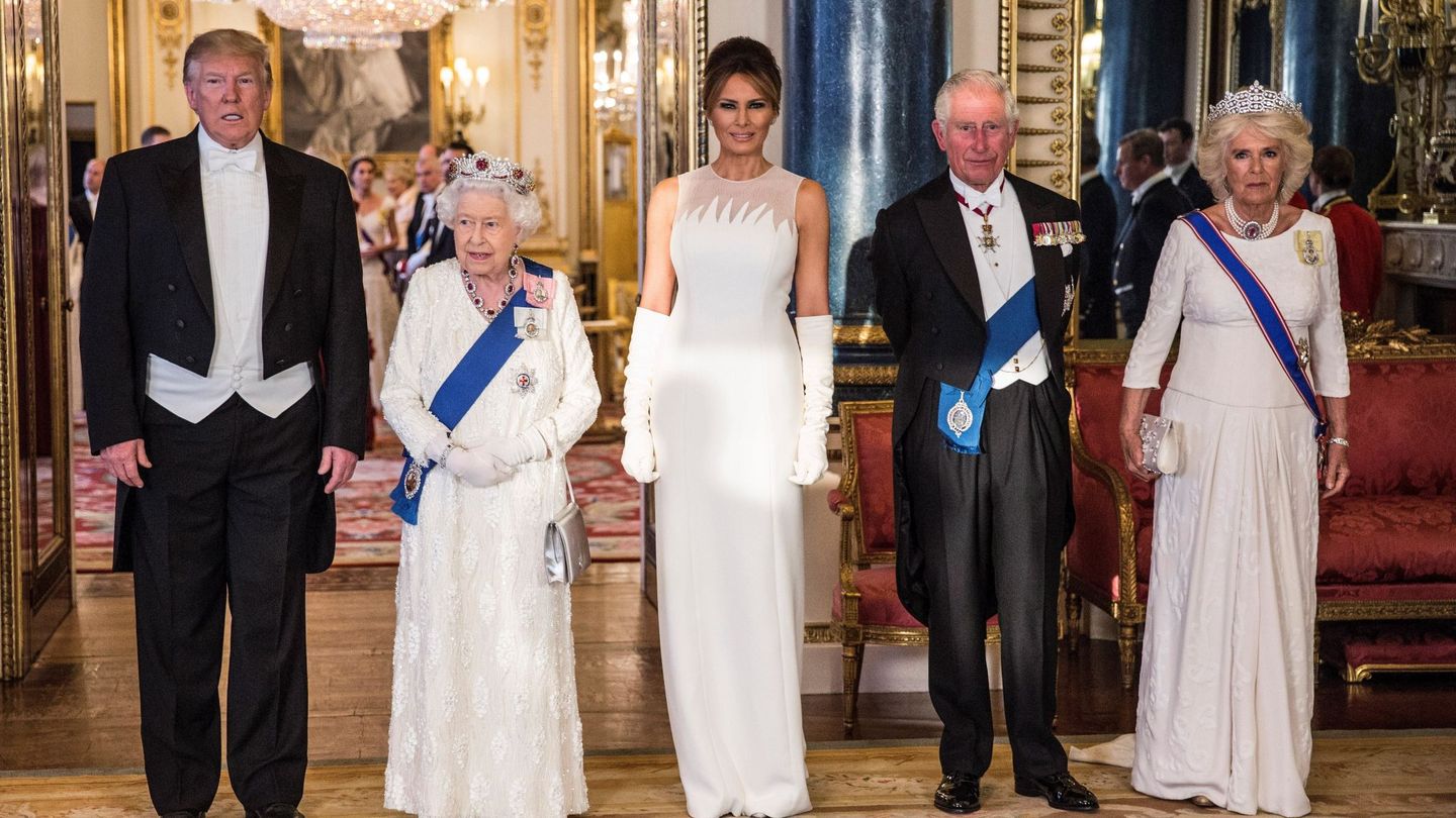El entonces presidente de los Estados Unidos, Donald J. Trump, su esposa Melania, la reina Isabel II, el príncipe Carlos y Camila, en la cena de gala de 2019. (EFE)