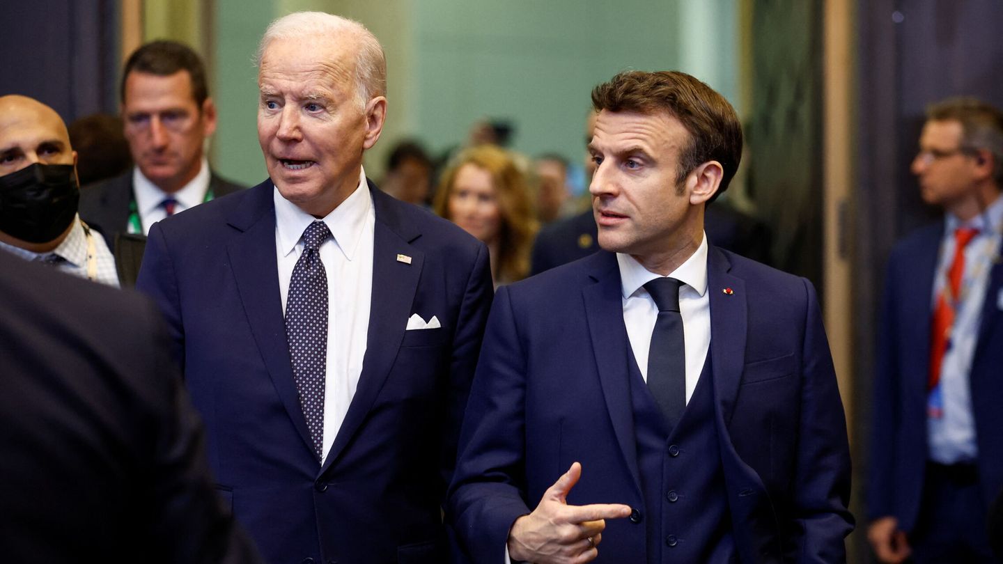Joe Biden con Emmanuel Macron al inicio de la cumbre de la OTAN. (Reuters/Gonzalo Fuentes)