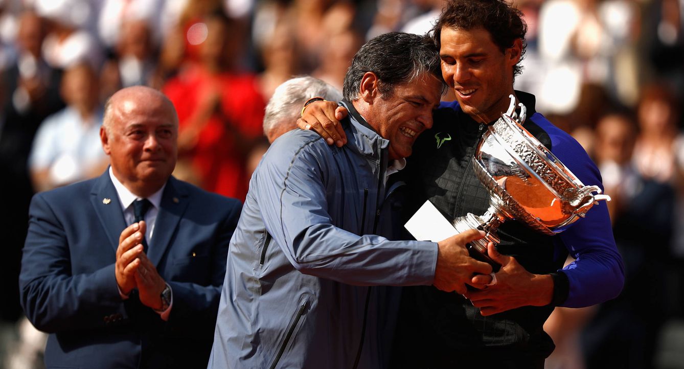 Toni y Rafa Nadal celebran el Roland Garros de 2017. (Reuters)