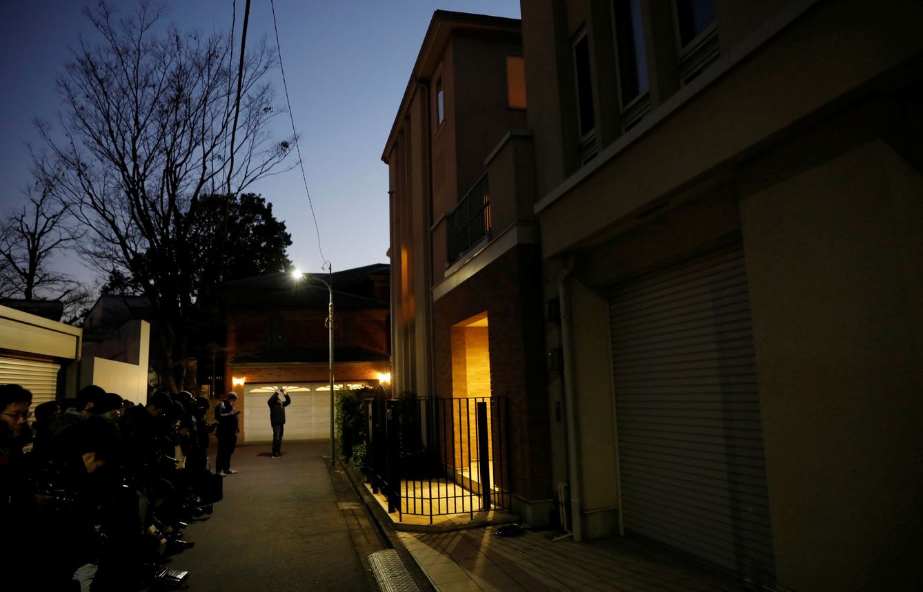 Periodistas fuera de la vivienda de Ghosn en Tokio, donde se encontraba en libertad bajo fianza. (Reuters)