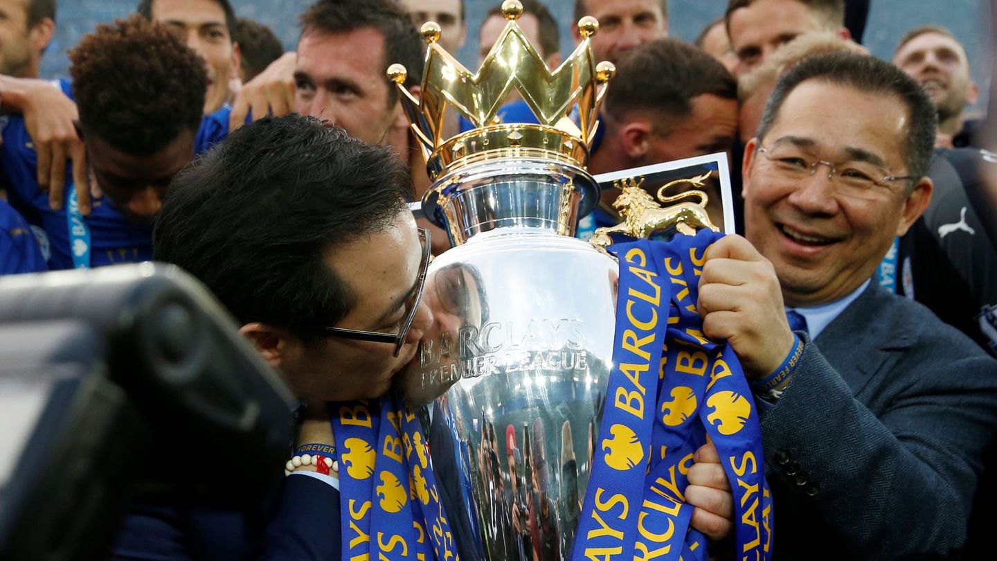 Vichai Srivaddhanaprabha (d) compró el Leicester City en 2010. En 2016 el club ganó la Premier League por primera vez. (Reuters)