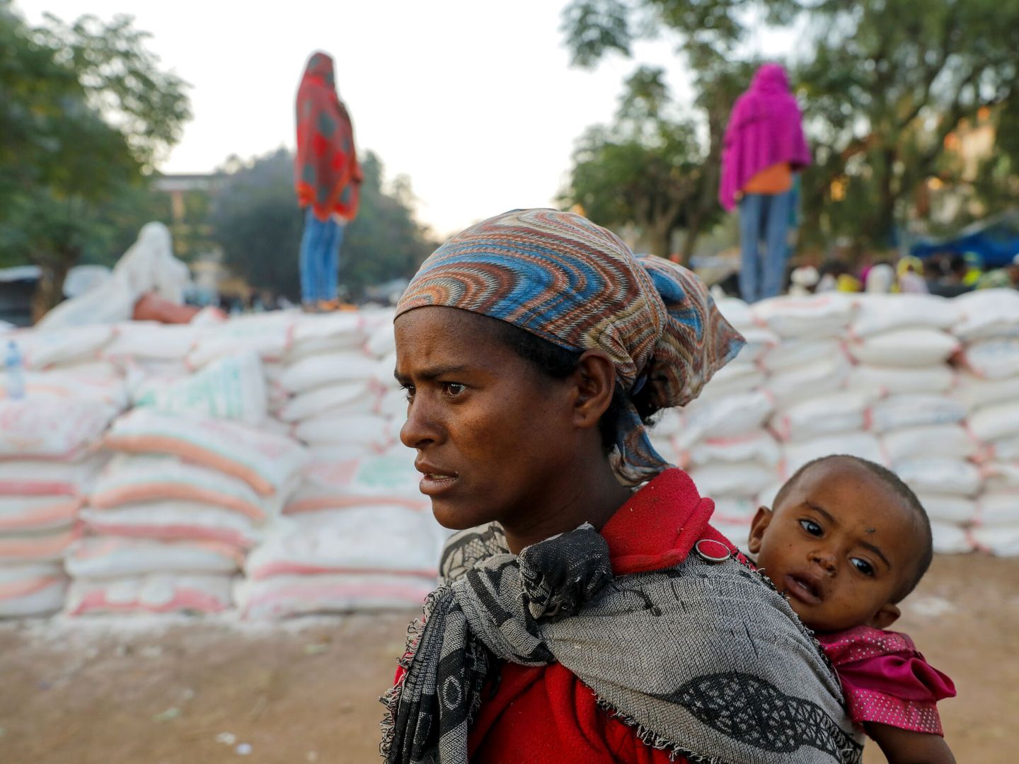 Una mujer desplaza por el conflicto espera su turno para recibir una ración de comida en Shire, Tigray. (Reuters)