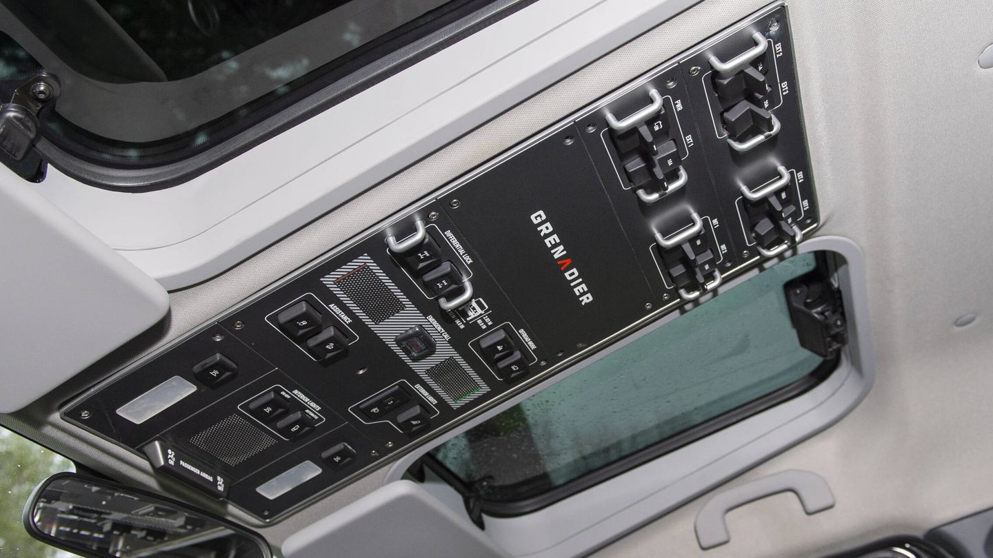 Los mandos del techo, grandes y muy separados, son accesibles para el conductor y el copiloto.