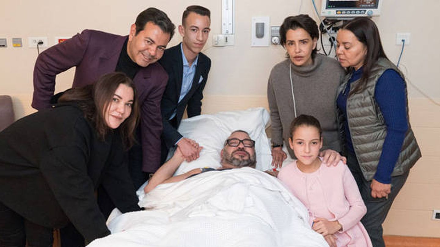 Mohamed VI en el hospital con sus hijos y sus hermanos.