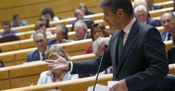 Foto: El ministro de Justicia, Rafael Catalá, durante la sesión de control al Gobierno en el Senado, este 25 de abril. (EFE)